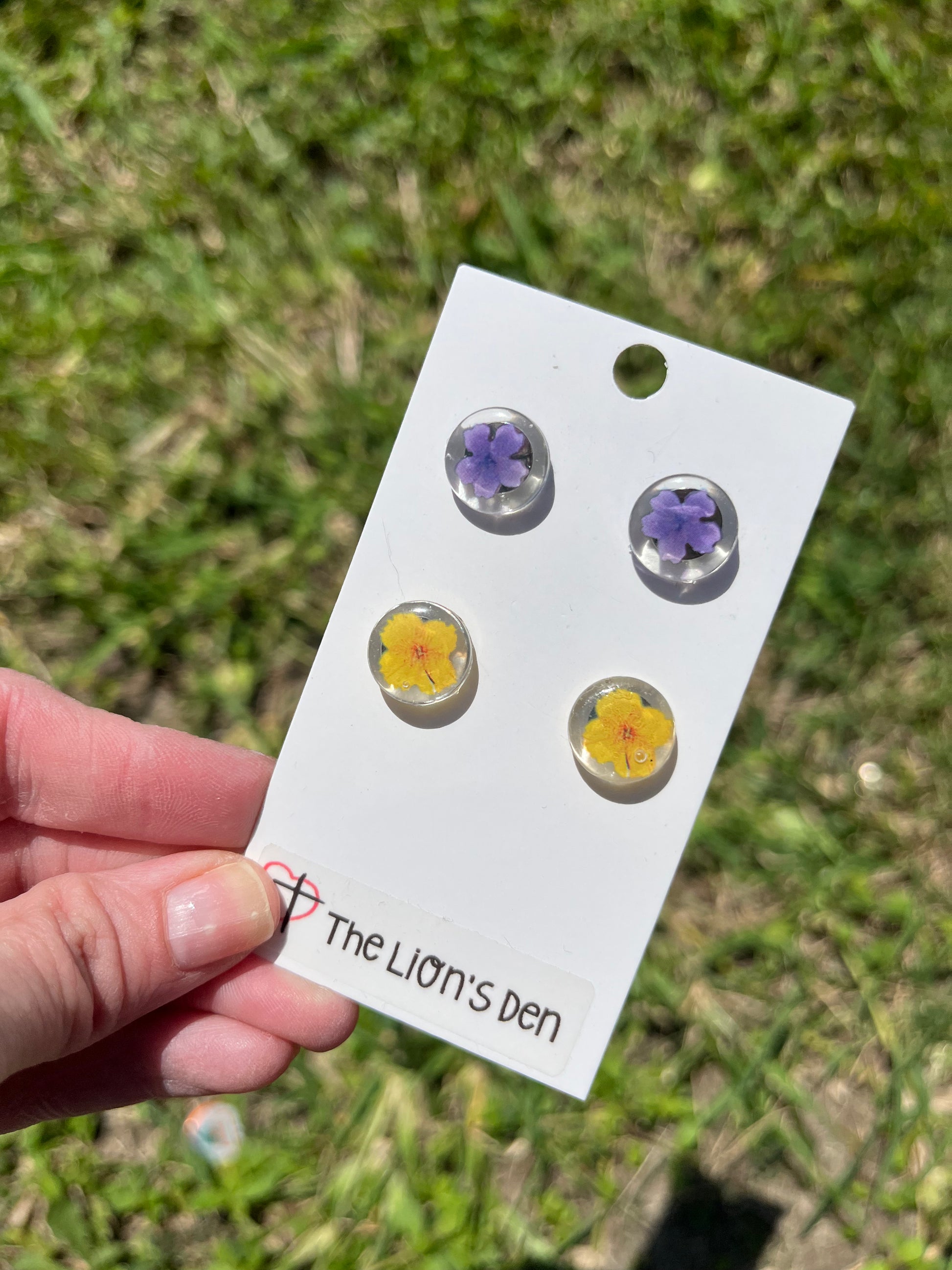 Flower stud earrings