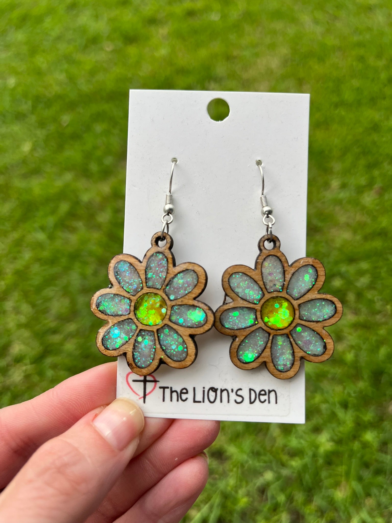 White Daisy earrings